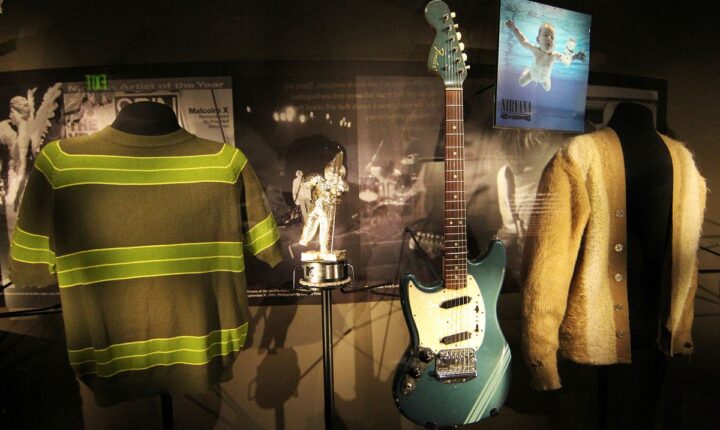 Guitarra de Cobain e vestido de Madonna em leilão