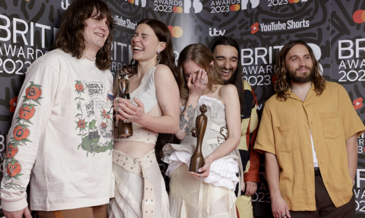 Brit Awards: Wet Leg vencem melhor grupo e novo artista