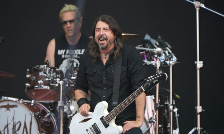 Foo Fighters atuam de surpresa em Glastonbury