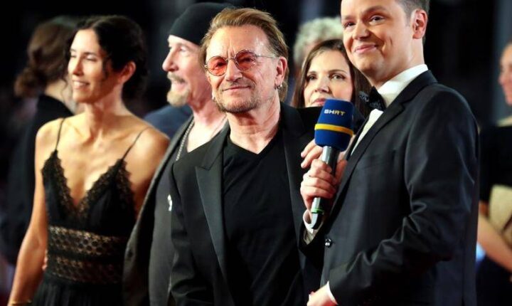 Bono canta “Redemption Song” em Sarajevo