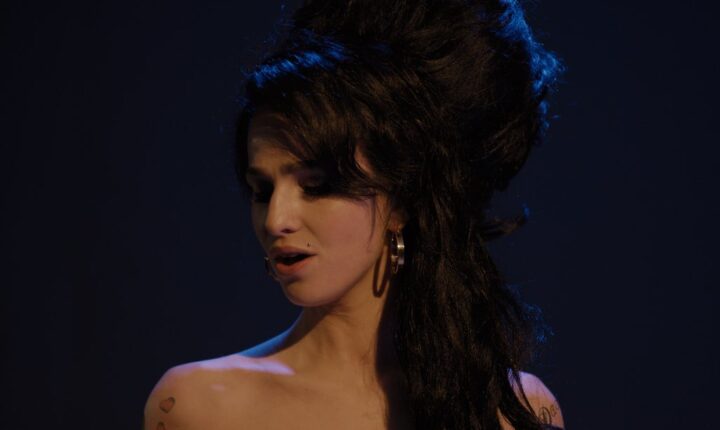Marisa Abela canta no biopic de Amy Winehouse