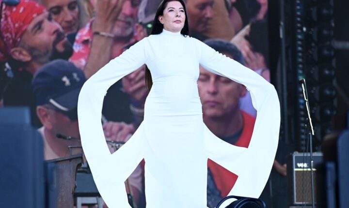 Marina Abramović em ato simbólico em Glastonbury