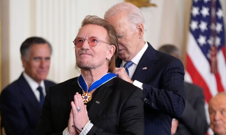 Bono recebe Medalha Presidencial da Liberdade dos EUA