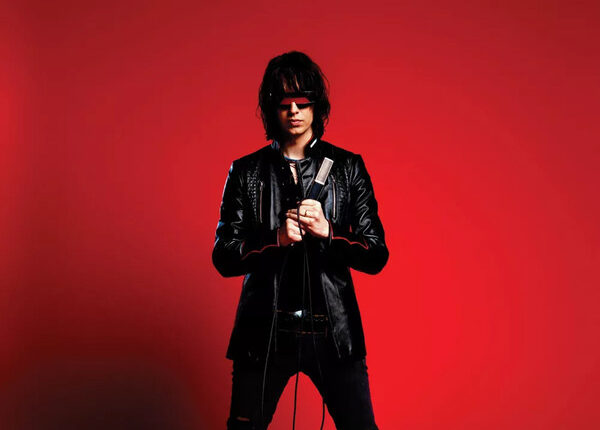 Casablancas admite que está nos Strokes “por razões financeiras”