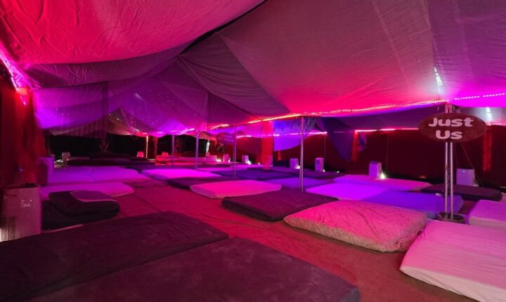 Vento leva Orgy Dome no Burning Man