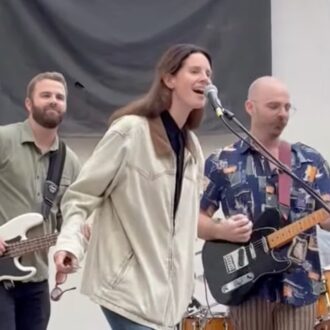 Lana Del Rey atua com banda amadora