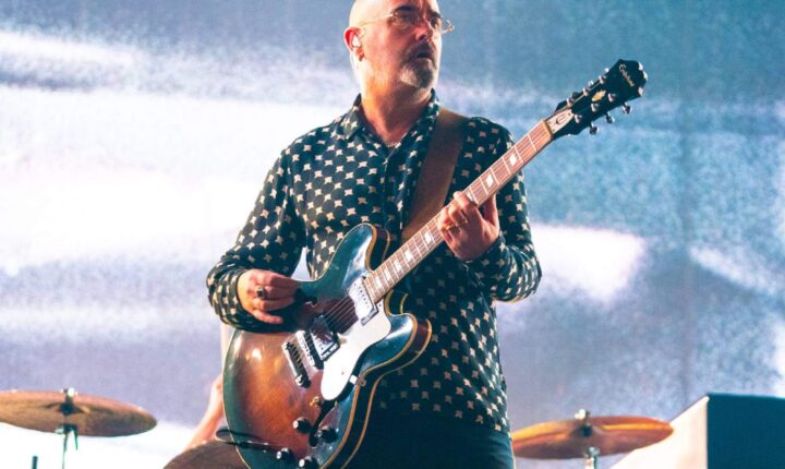 Guitarrista “Bonehead” fora de digressão asiática dos Oasis