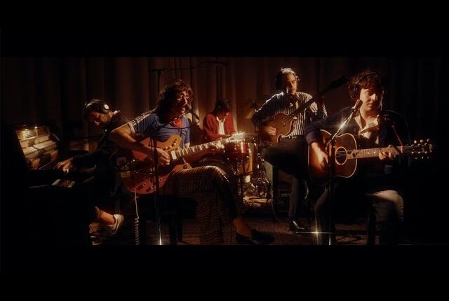 Capitão Fausto e Tim Bernardes gravam versão de “Nascer, Viver, Morrer”