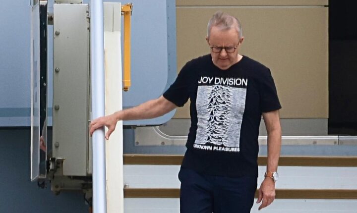 T-shirt dos Joy Division provoca contestação a primeiro-ministro da Austrália