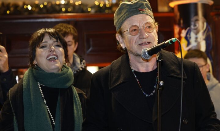 Bono canta na rua em Dublin