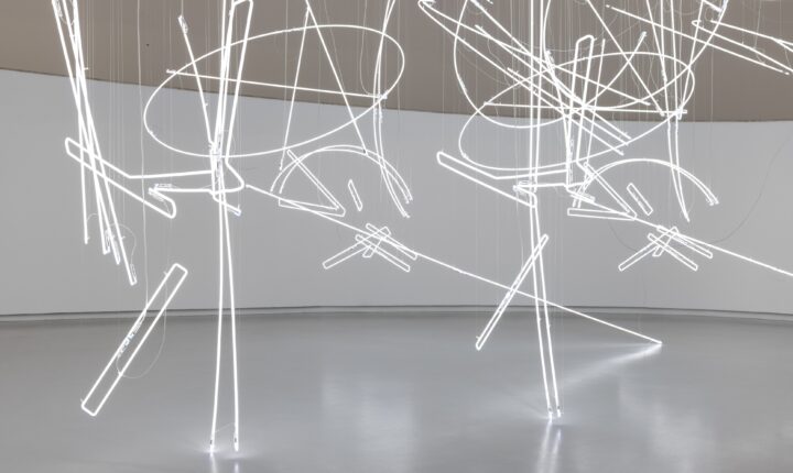 Exposição individual de Cerith Wyn Evans no MAAT