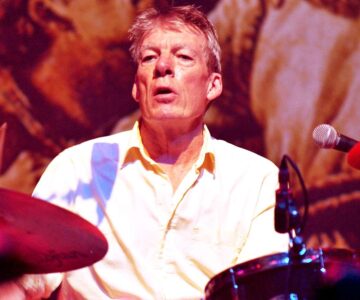 Morreu Andrew Ranken dos Pogues