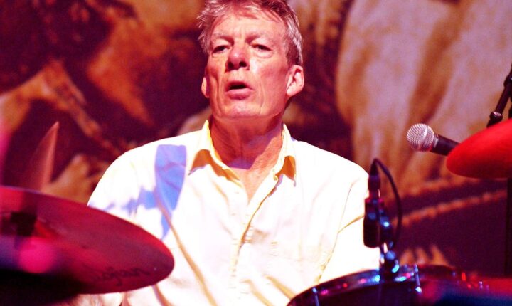 Morreu Andrew Ranken dos Pogues