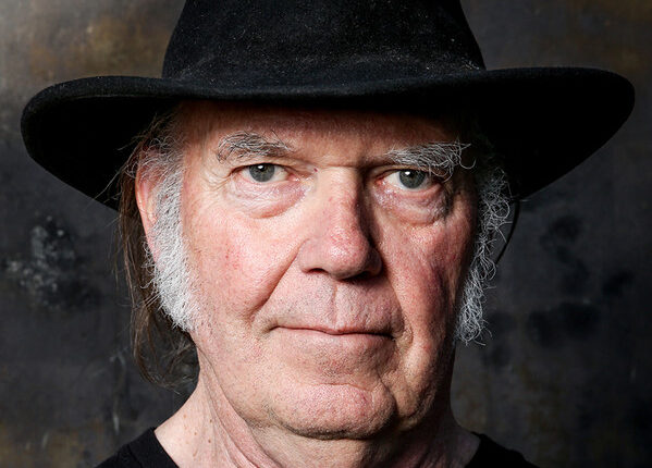 Neil Young lança novo álbum com três canções escritas há 63 anos