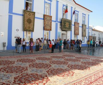 Fios de tradição: Tapetes de Arraiolos ganham vida nas ruas