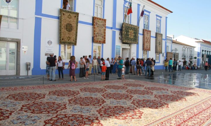 Fios de tradição: Tapetes de Arraiolos ganham vida nas ruas