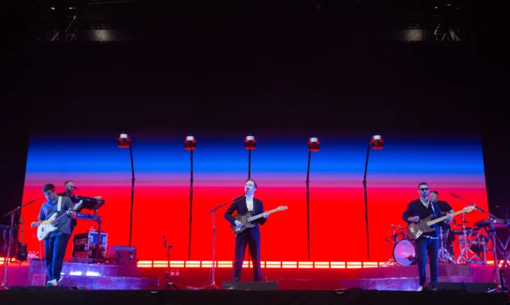 Two Door Cinema Club voltam a Portugal