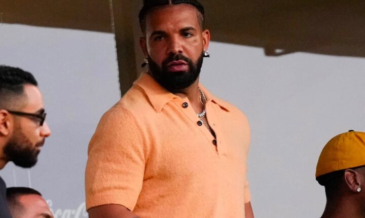 Drake assiste a jogo entre Portugal e Croácia no Mundial de Futebol