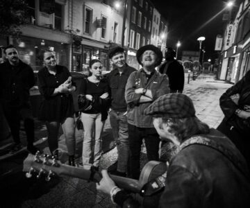 Eddie Vedder despede-se de Glen Hansard nas ruas de Dublin