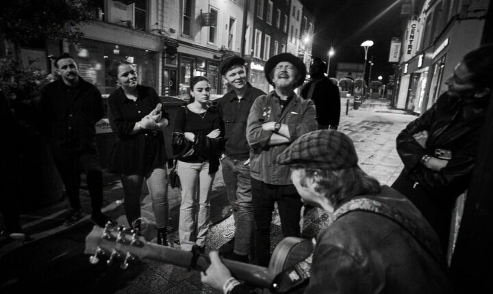 Eddie Vedder despede-se de Glen Hansard nas ruas de Dublin