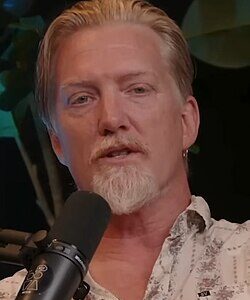 Josh Homme desafia lei e acende cigarro em palco