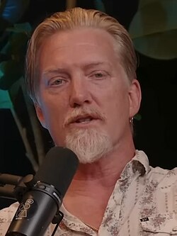 Josh Homme desafia lei e acende cigarro em palco
