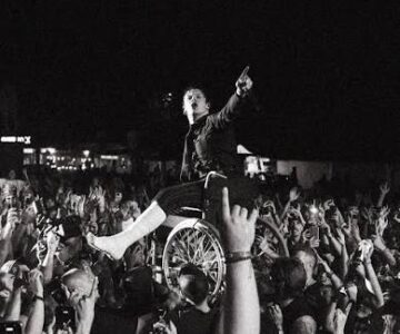 Yungblud faz crowdsurfing em Vilar de Mouros