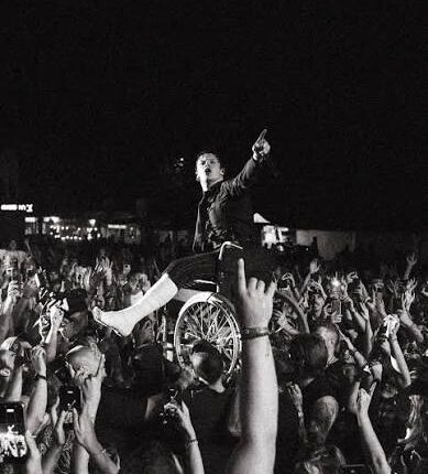 Yungblud faz crowdsurfing em Vilar de Mouros