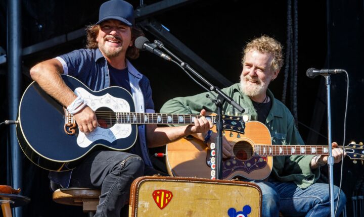 Eddie Vedder canta em homenagem a Glen Hansard